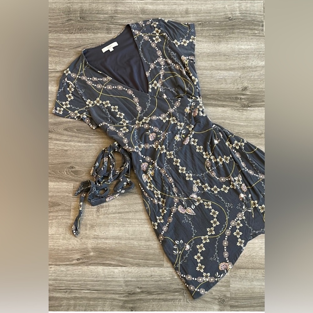 LOFT Gray Floral Wrap Dress Short Sleeve V-Neck